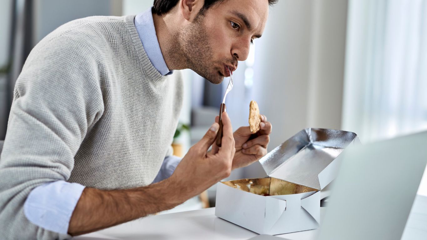 Read more about the article Büroalltag und Stress-Essen: Warum sich überschüssige Pfunde ansammeln und 10 Tipps, um dem entgegenzuwirken.